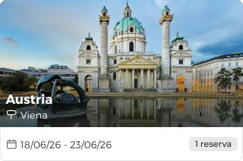 Historial de viajes en la app con fechas de destinos pasados y futuros, mostrando una agenda diaria detallada de actividades.