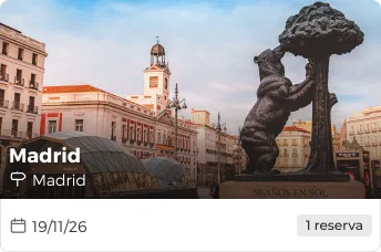 Historial de viajes en la app con fechas de destinos pasados y futuros, mostrando una agenda diaria detallada de actividades.