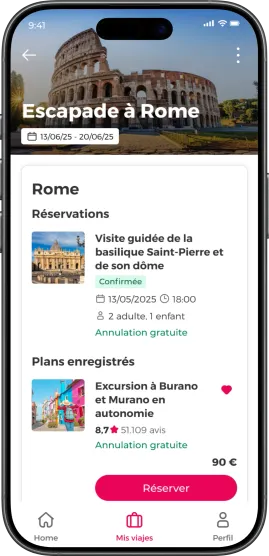 Interface de l'application de Civitatis affichant un itinéraire de voyage à Paris avec une réservation confirmée et des activités sauvegardées.