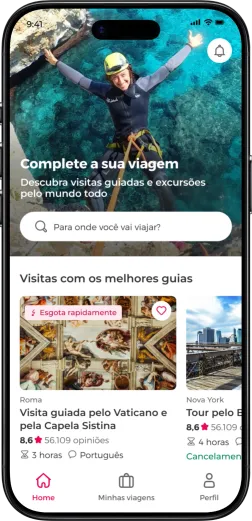 Tela de início do aplicativo da Civitatis com buscador de destinos e seção de visitas guiadas, mostrando uma excursão aos Museus Vaticanos e à Capela Sistina em Roma.