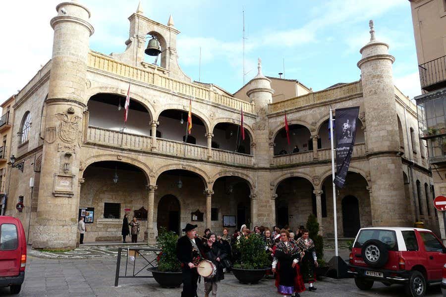 Ayuntamiento Ayuntamiento y trajes regionales