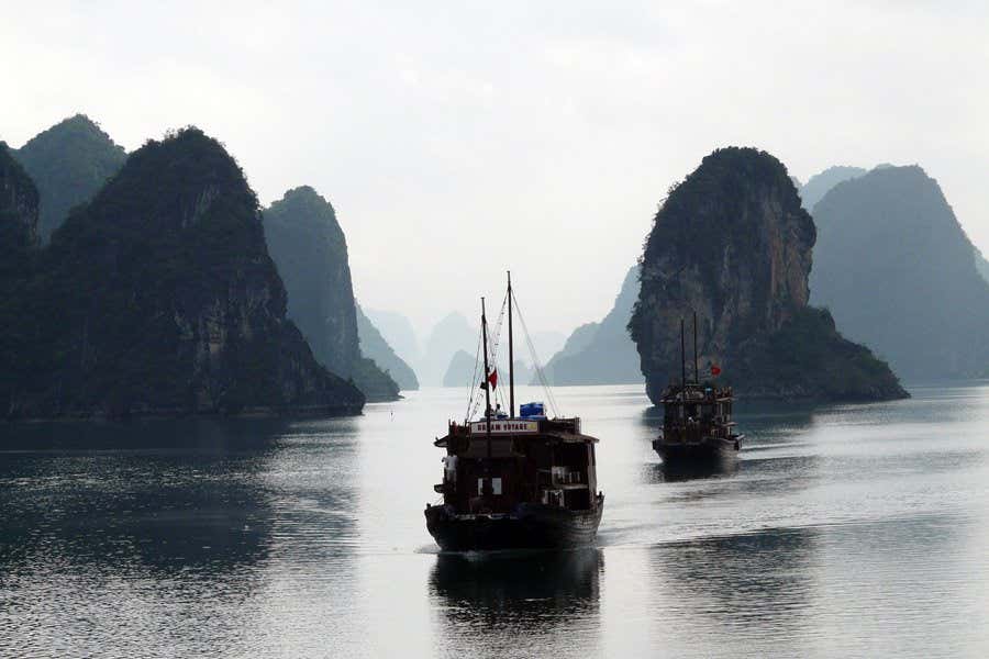 Bahía de Halong al amanecer Bahía de Halong al amanecer
