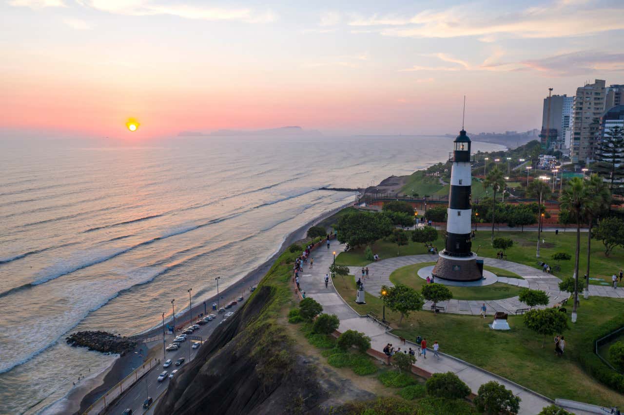 Vista aérea de el Faro de la Marina en el Malecón de Miraflores con el sol poniéndose en el mar