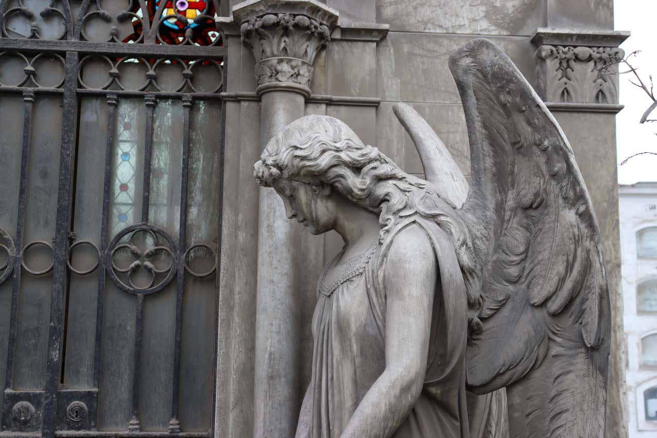 Una estatua de mármol de un ángel de llanto en el Cementerio Presbítero Maestro de Lima