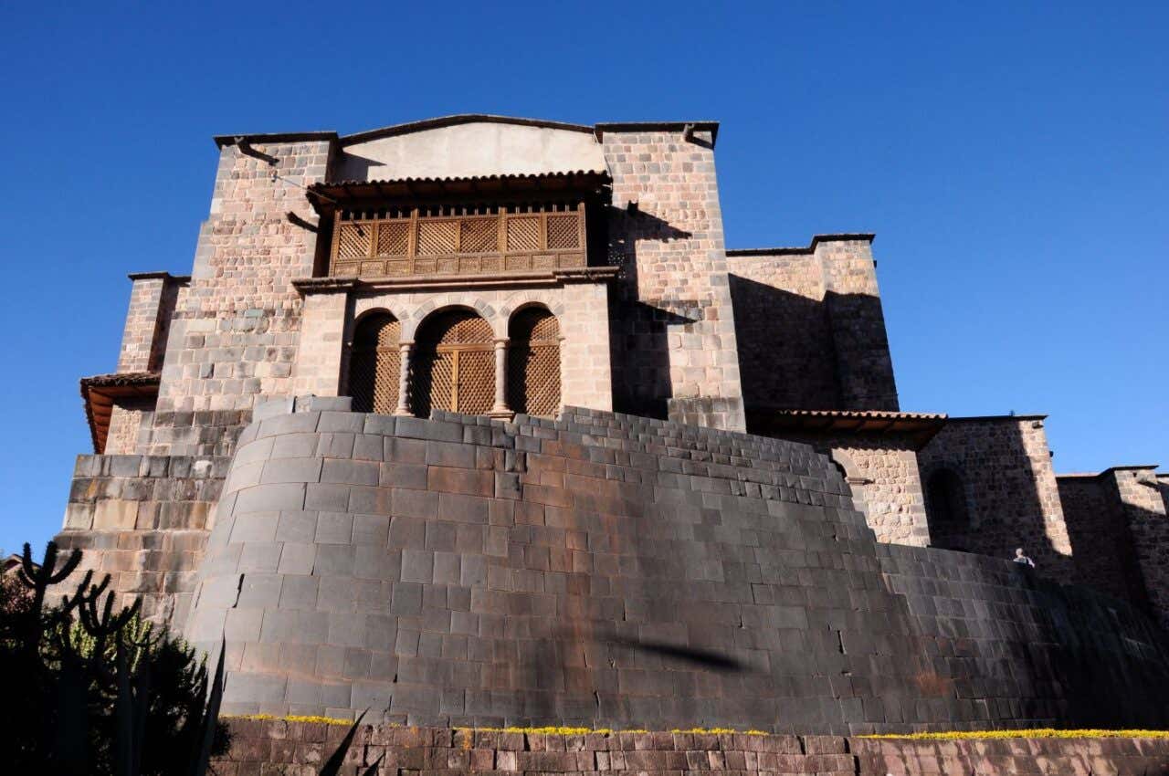 Un edificio histórico sobre unos muros