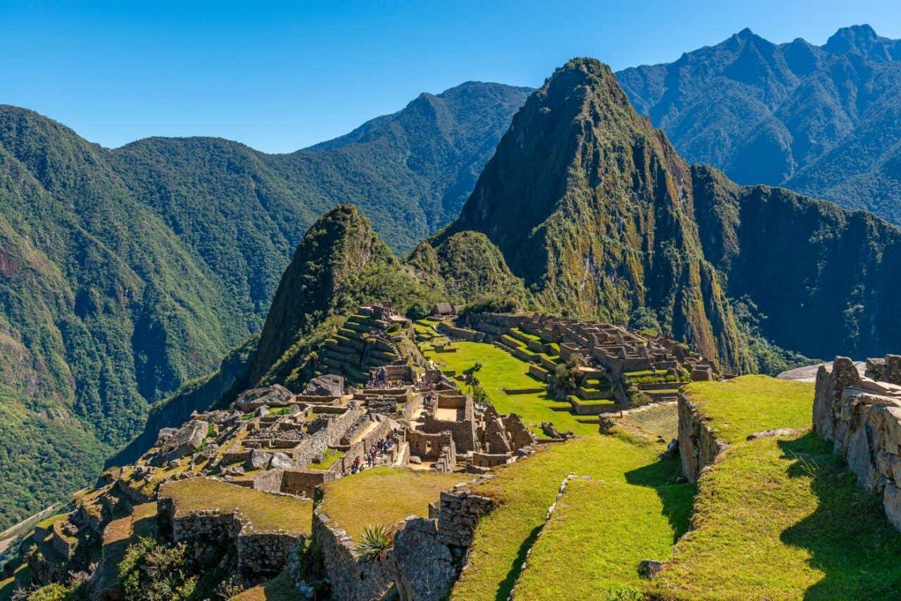 Panorámica de Machu Picchu en un día soleado