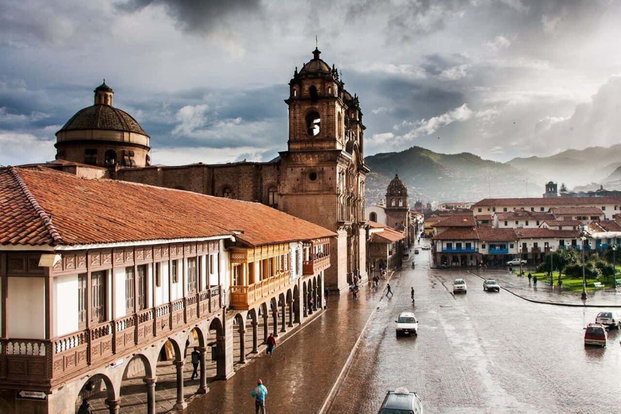 Panorámica de la catedral de Cusco y su plaza principal durante un día lluvioso