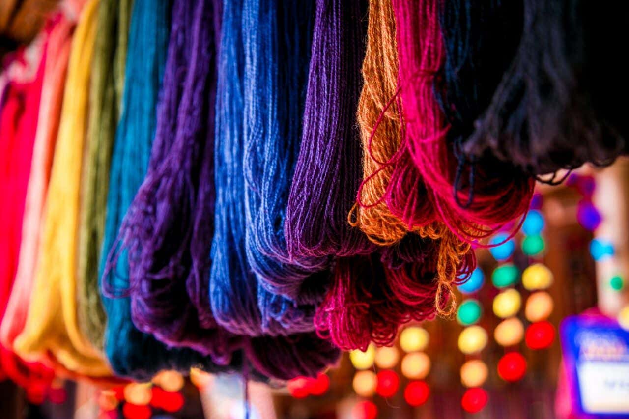 Tenderete de textiles en un mercado tomado en primer plano