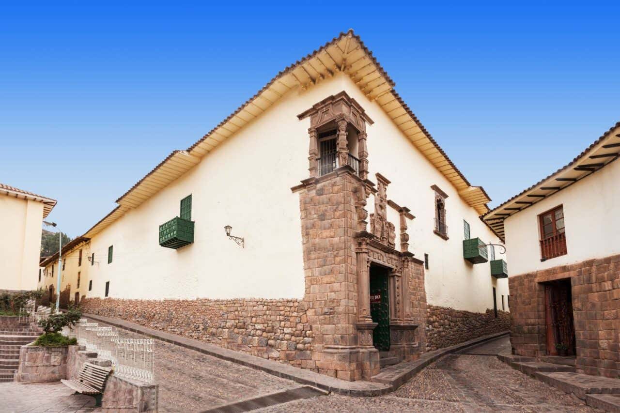 Esquina de un edificio histórico en el centro de Cusco