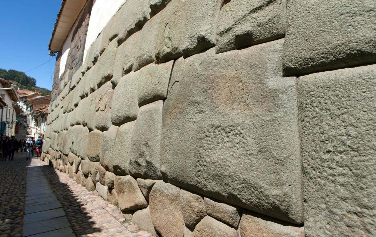 Un muro de piedra en perspectiva en el centro de Cusco