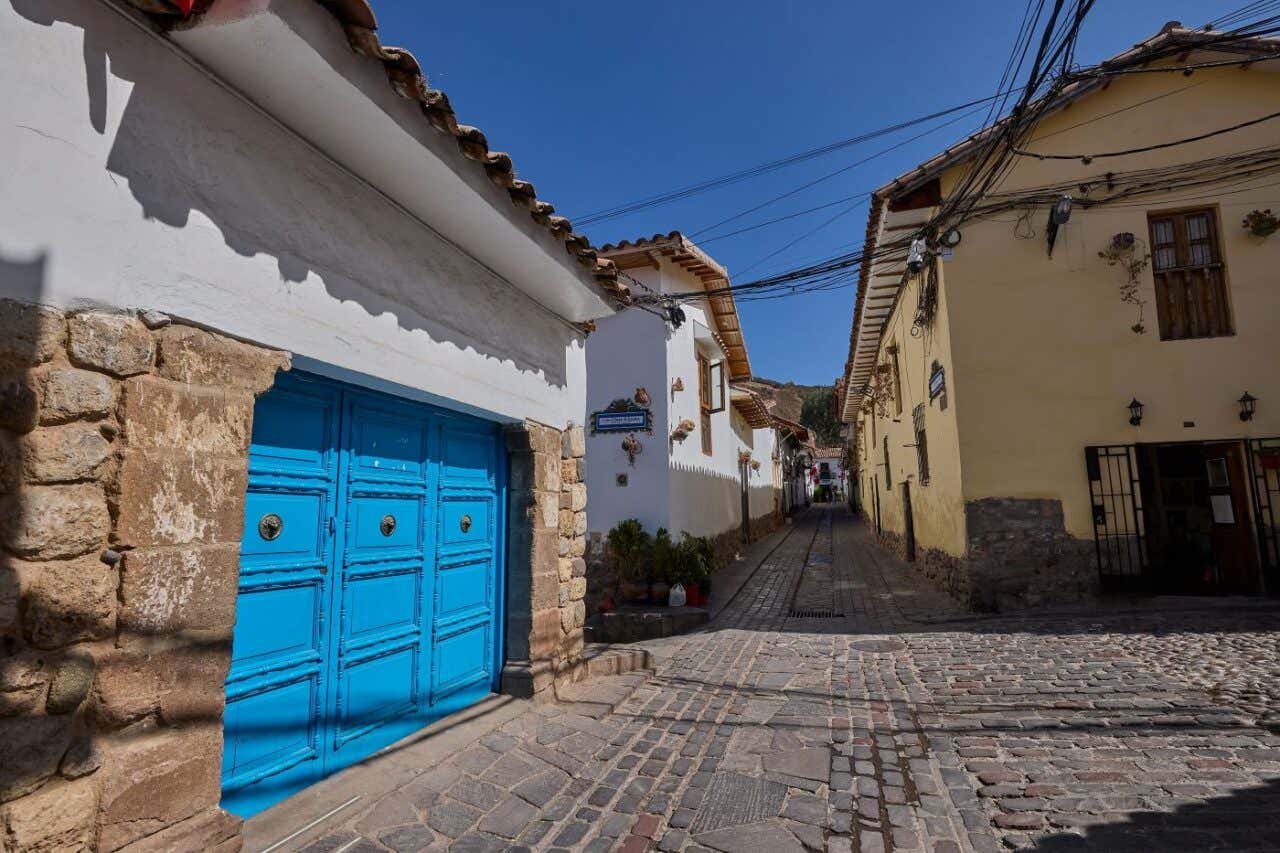 Una calle empedrada rodeada de edificios coloniales en Cusco