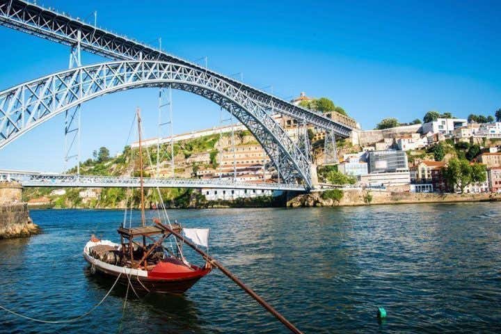 Rabelo tradicional y puente de Don Luis I, en Oporto