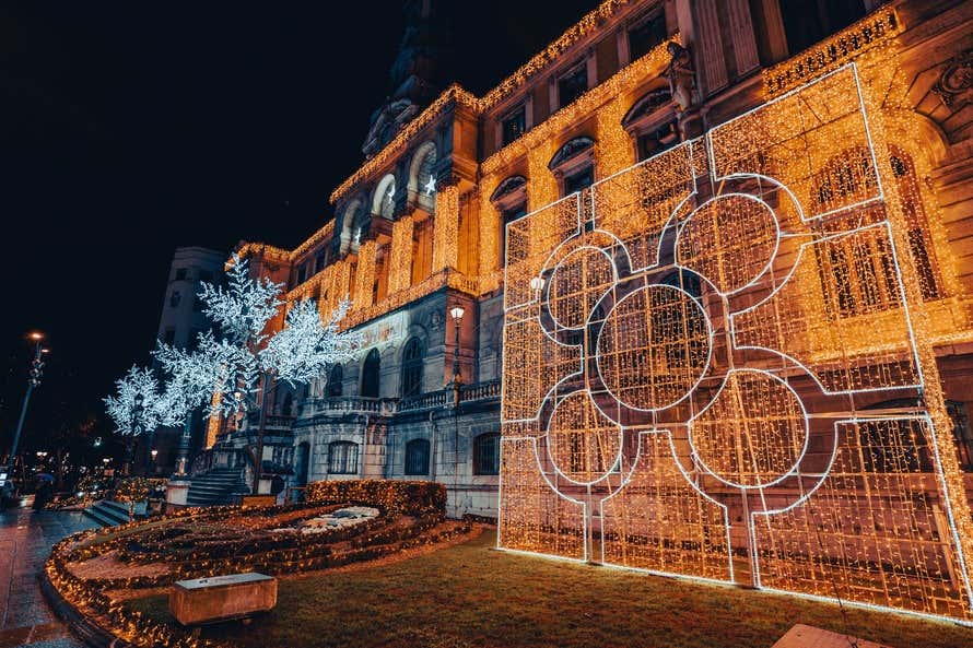 Decoración navideña en Bilbao al anochecer