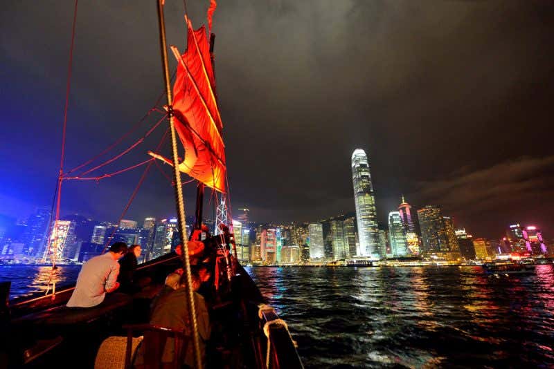 Paseo en barco y cena en Jumbo Kingdom (Hong Kong)