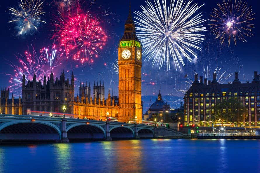 Fuegos artificiales junto al Big Ben de Londres al anochecer, uno de los mejores lugares donde pasar el fin de año 2024