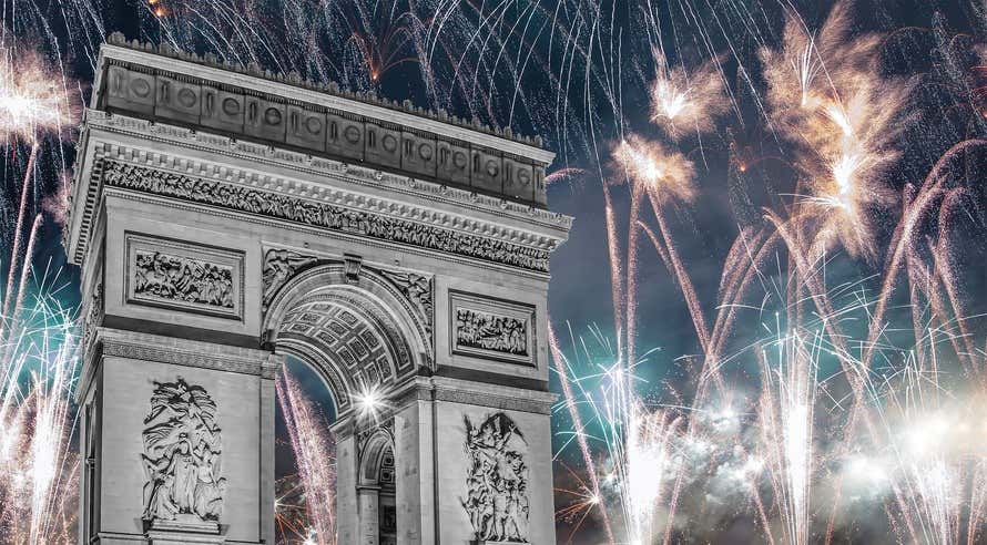 Arco de Triunfo de París con fuegos artificiales de colores de fondo