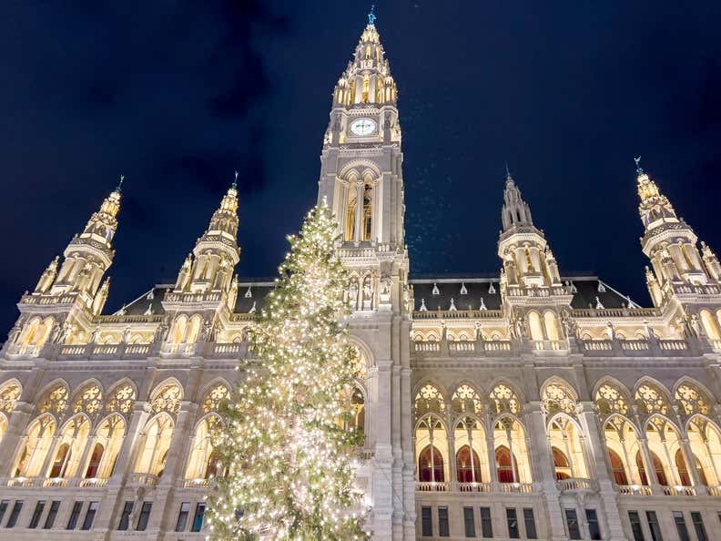 Ayuntamiento de Viena decorado con adornos navideños e iluminado en la noche