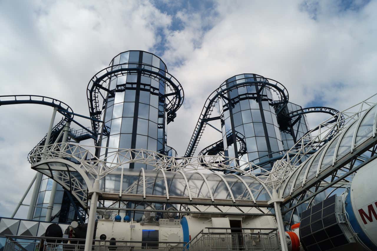 Una montaña rusa con espejos en Europa Park bajo un cielo nublado