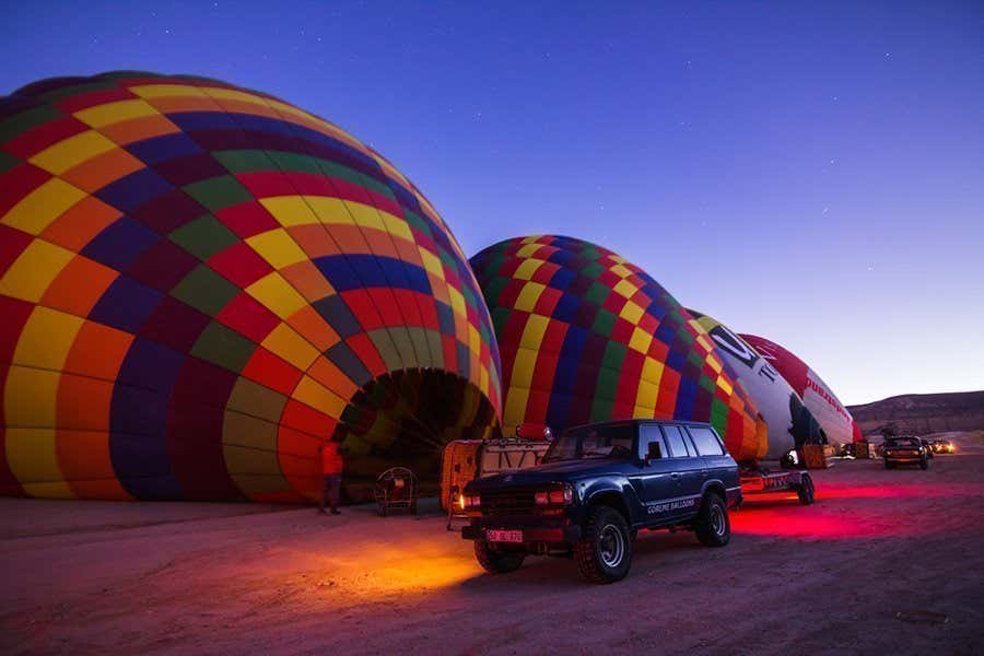 Montgolfières colorées à terre à la tombée de la nuit
