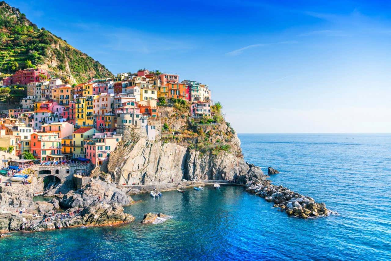 Panorámica de un pueblo sobre una colina a la orilla del mar en un día soleado