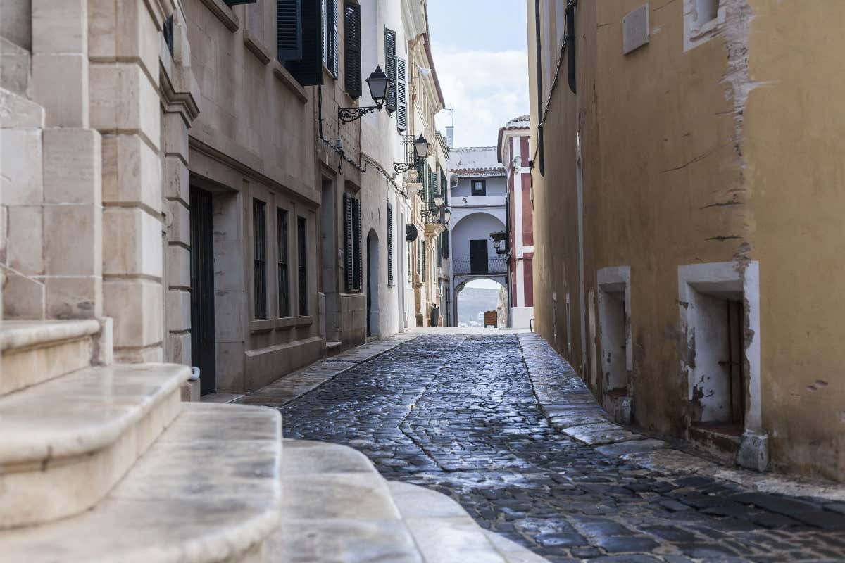 Rua de paralelepípedos no centro histórico de Mahón, Menorca.