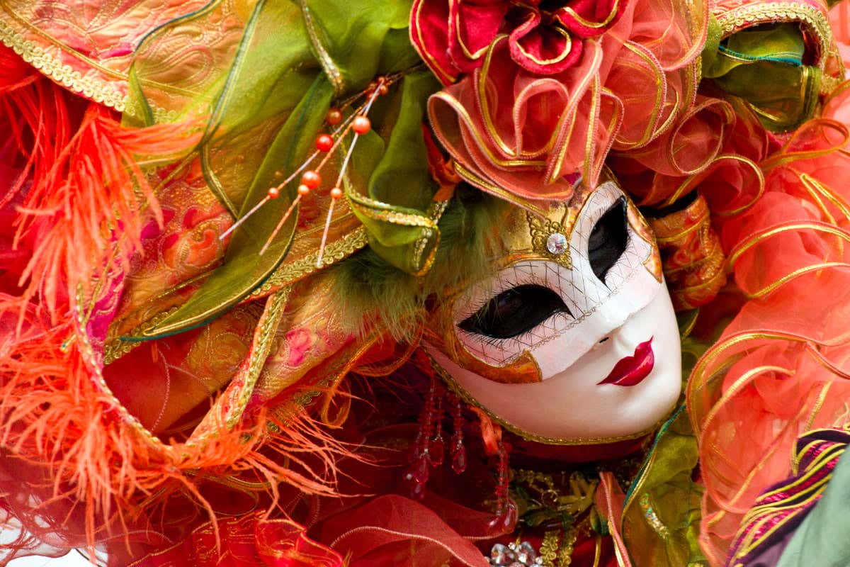 Una donna soffia