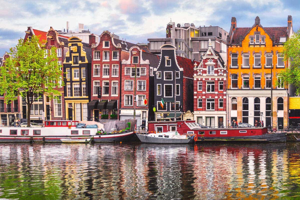 Los canales y barcos de Ámsterdam