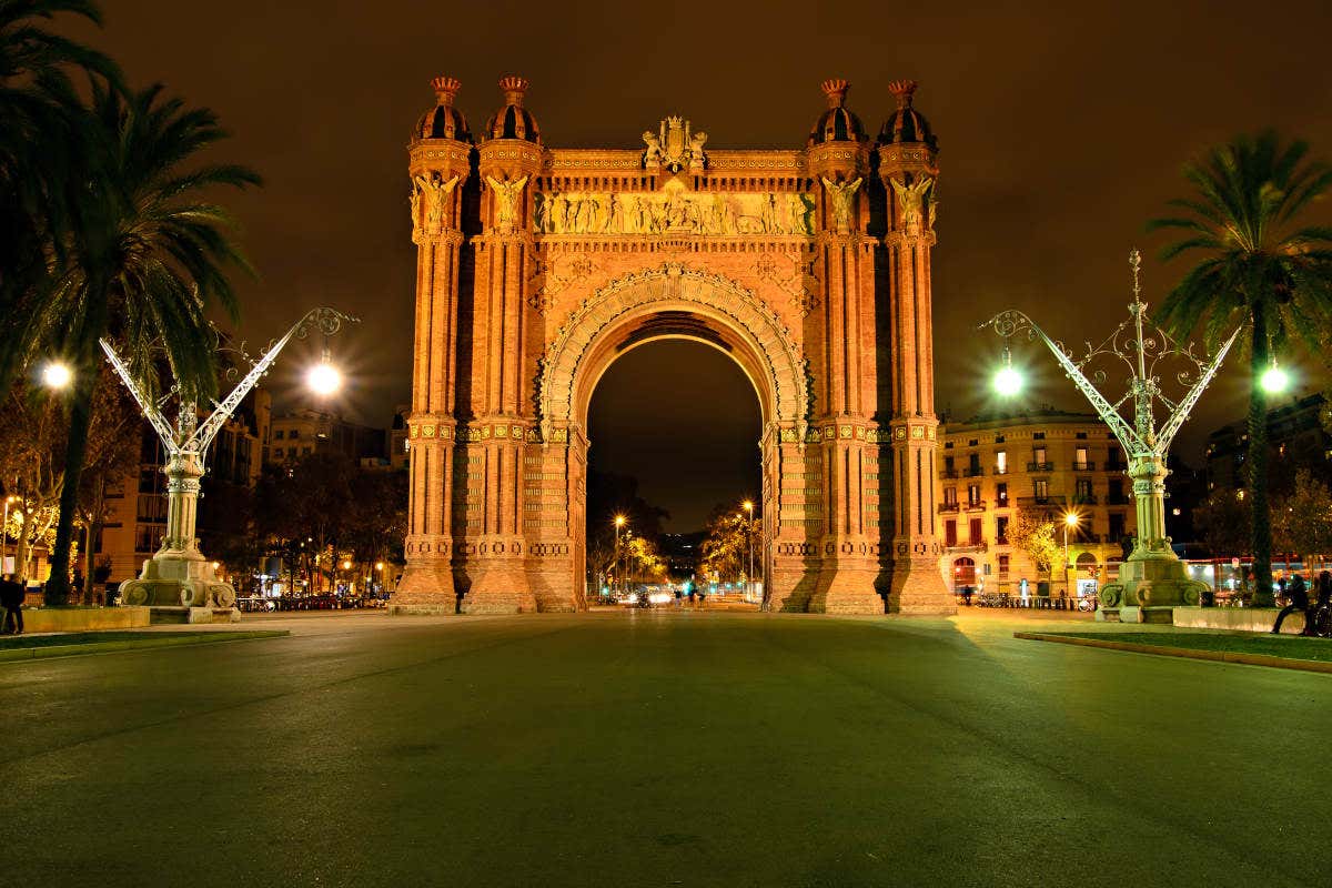 Arco del Triunfo de Barcelona iluminado por la noche
