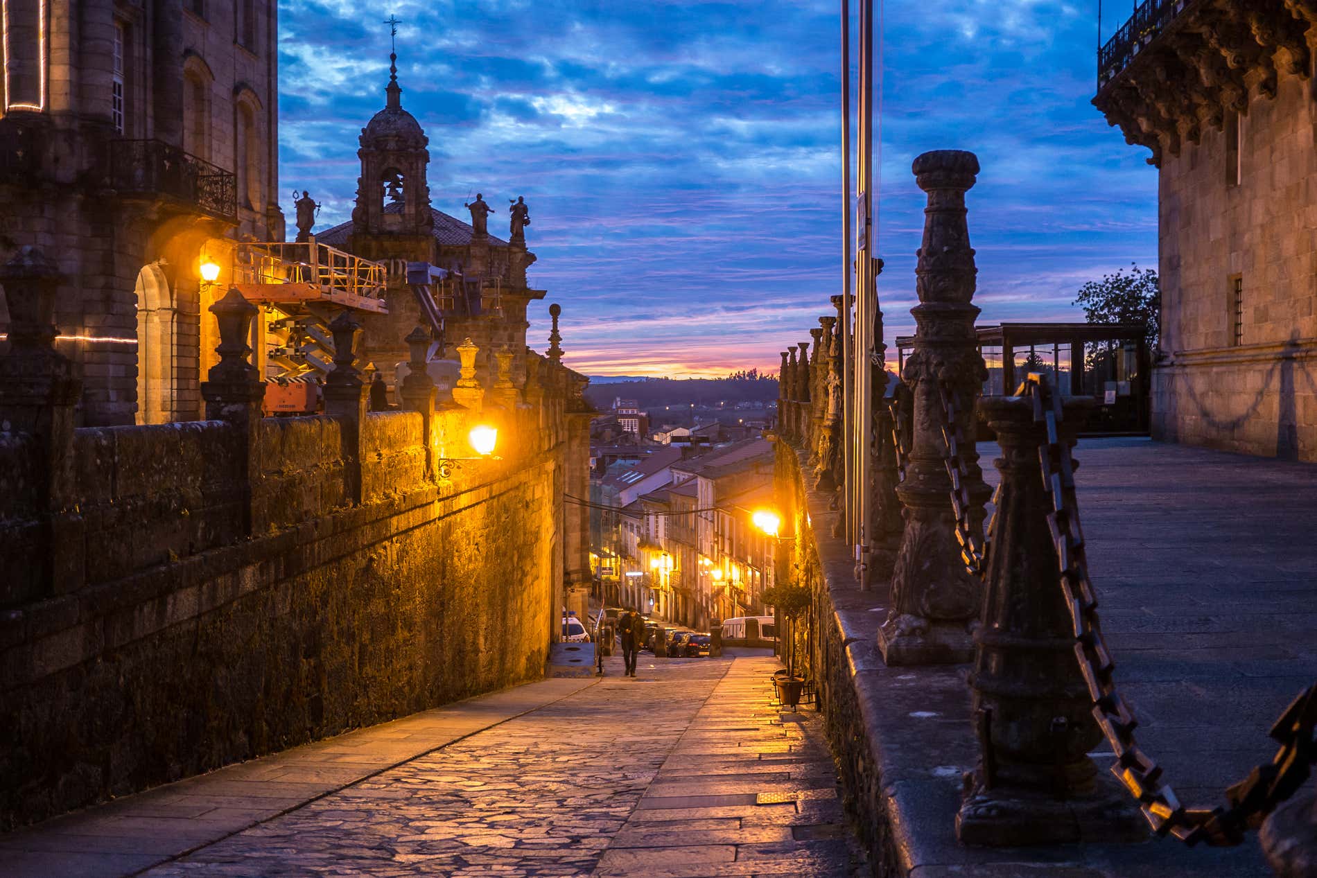 Calles de Santiago de Compostela iluminadas con farolas al caer la noche