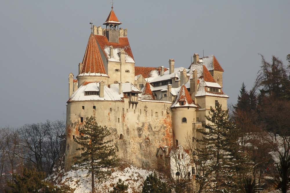 Vista del castillo de Drácula nevado en la región rumana de Transilvania, un destino ideal para el Puente de los Santos