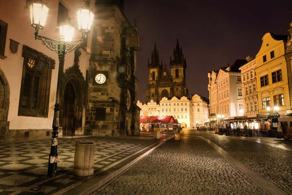Casco histórico de Praga al anochecer, el lugar perfecto donde celebrar Halloween en el Puente de Todos los Santos