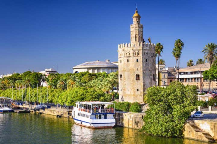 Torre del Oro, junto a la ribera sevillana del río Guadalquivir