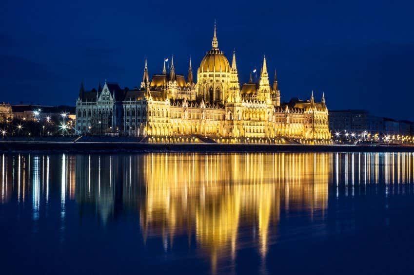Vistas del Parlamento de Budapest iluminado en la noche
