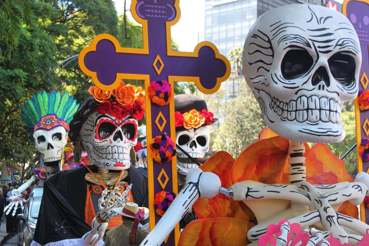 Calaveras y cruz gigante del Día de los Muertos en Ciudad de México