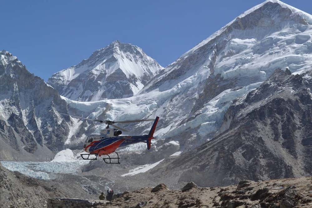 Helicóptero sobrevolando el Everest