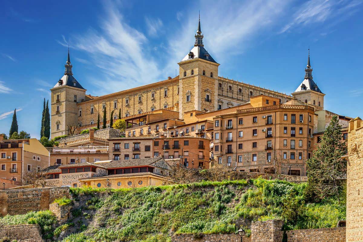 El Alcázar de Toledo se alza con sus torres puntiagudas sobre las murallas y edificios del casco antiguo
