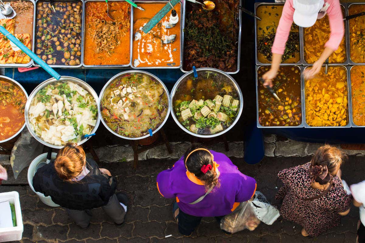 Mercado de comida callejera en Asia