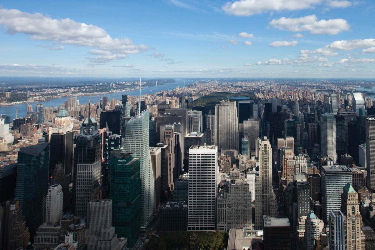 Vue sur les grattes-ciels depuis le mirador de l’Empire State à Manhattan.
