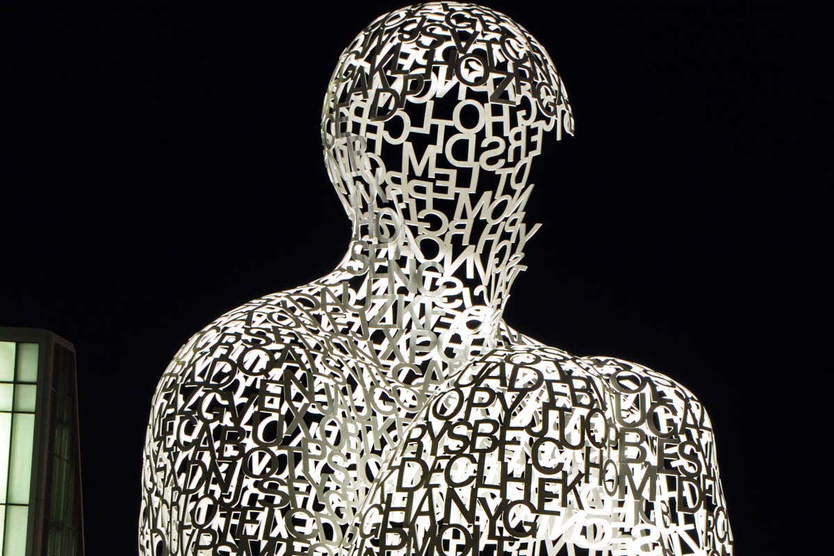 Escultura el alma del Ebro iluminada por la noche