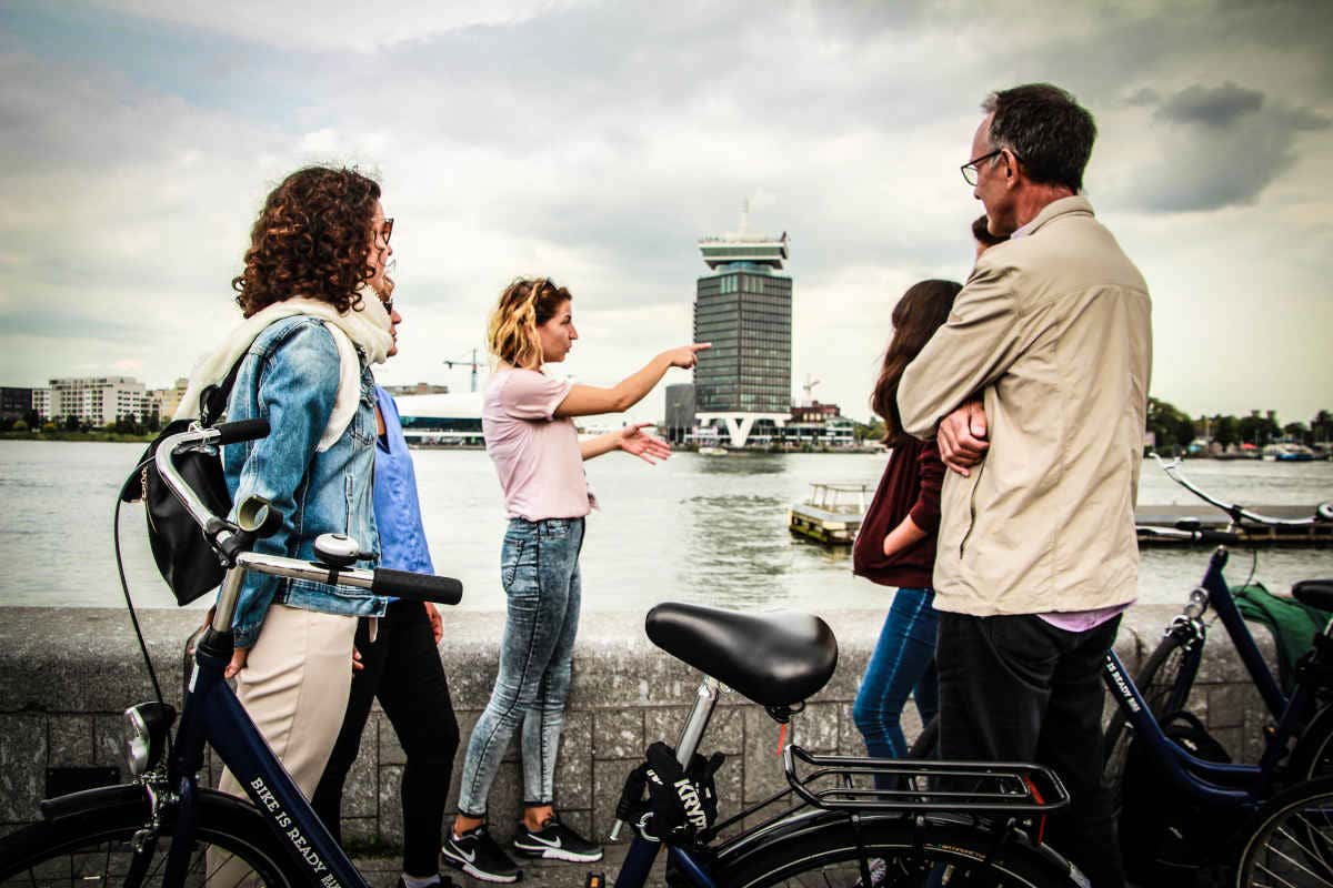 Un grupo de turistas durante una pausa de un tour en bicicleta por Ámsterdam