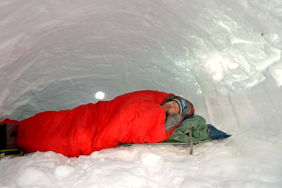 Un hombre en una tienda de campaña en el Parque Nacional Pyhä-Luosto.
