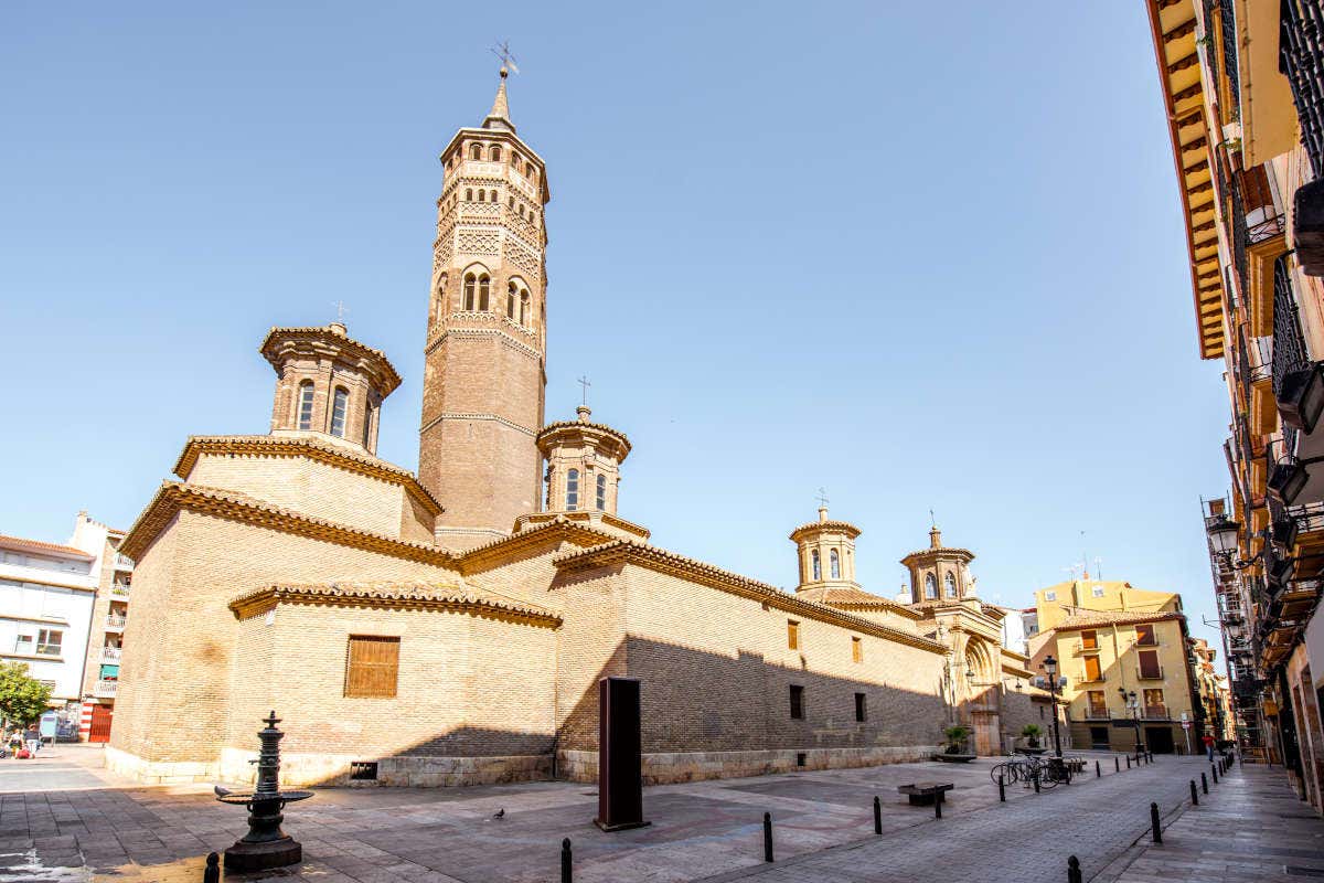 Fachada de la iglesia de San Pablo con una torre mudéjar de colores