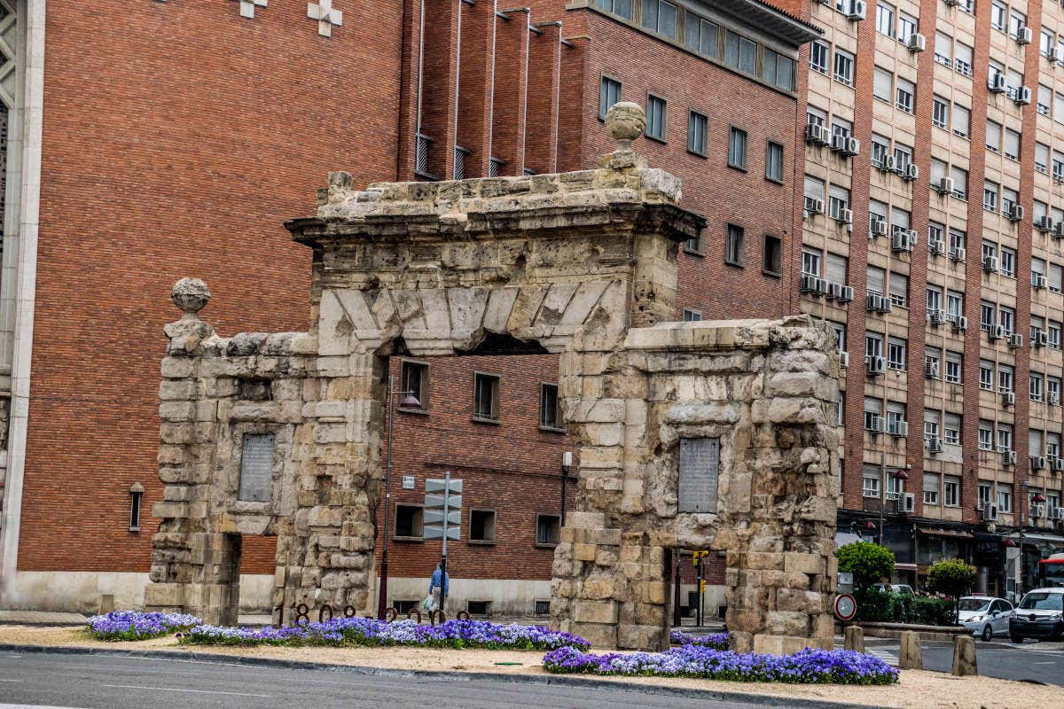 Foto de una antigua puerta medieval en el casco antiguo de Zaragoza