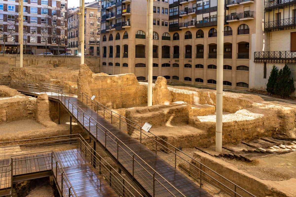Imagen de unas ruinas romanas en el centro de una ciudad