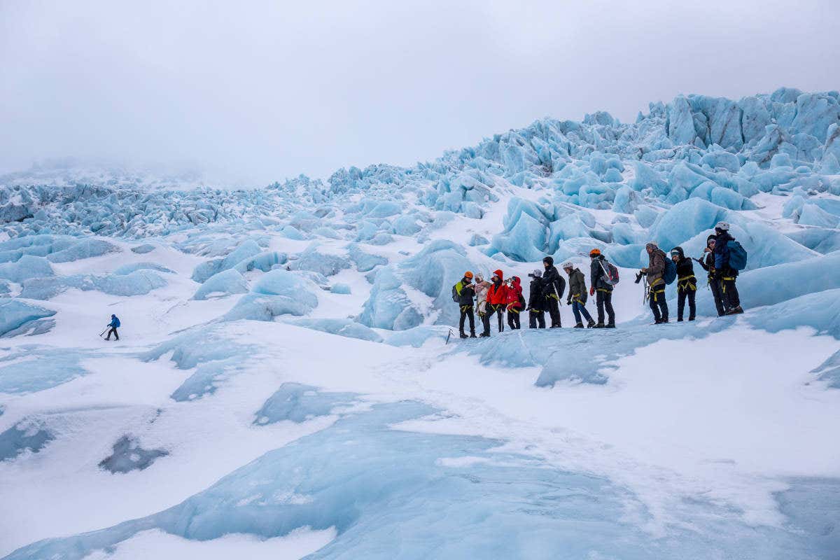 Personas andando por el Glaciar Vatnajökull.