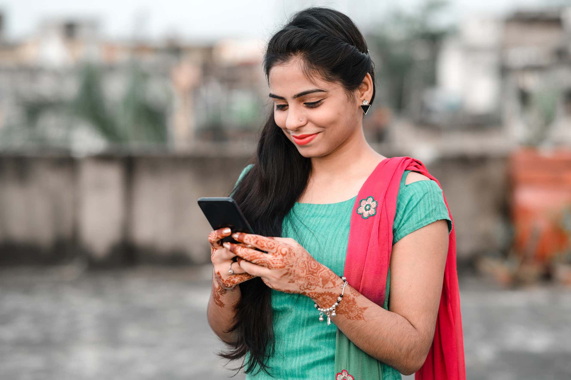 Mujer india joven usando su teléfono