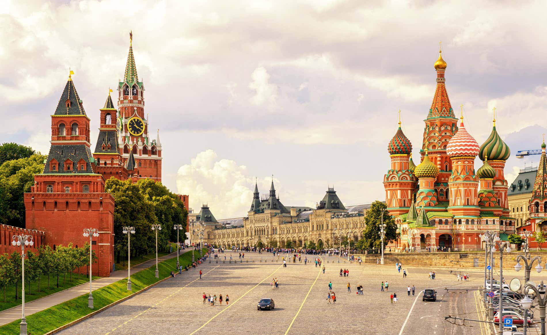 Kremlin y Catedral de San Basilio en la Plaza Roja en Moscú