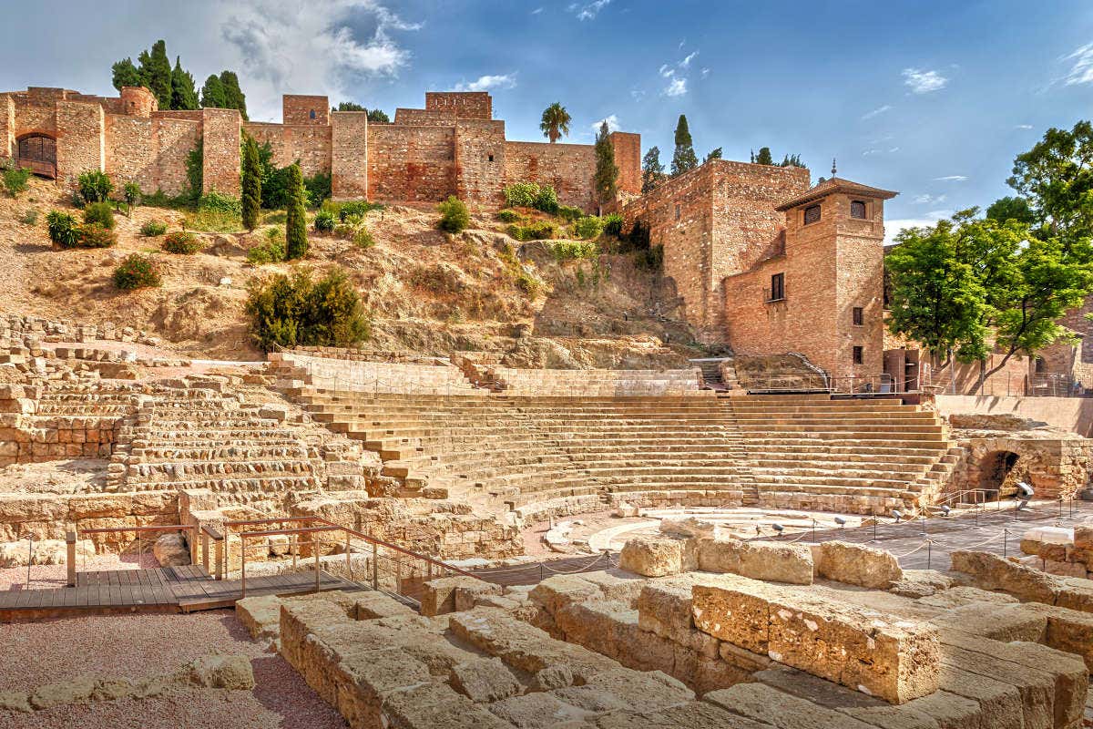 Teatro romano de Málaga con las murallas y las torres de la Alcazaba al fondo