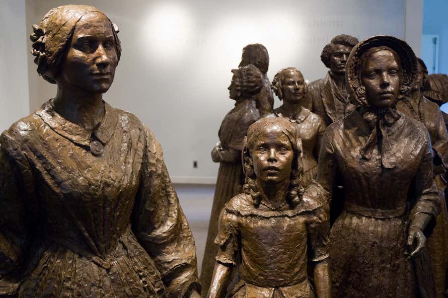 Estatuas de mujeres en un parque de Nueva York