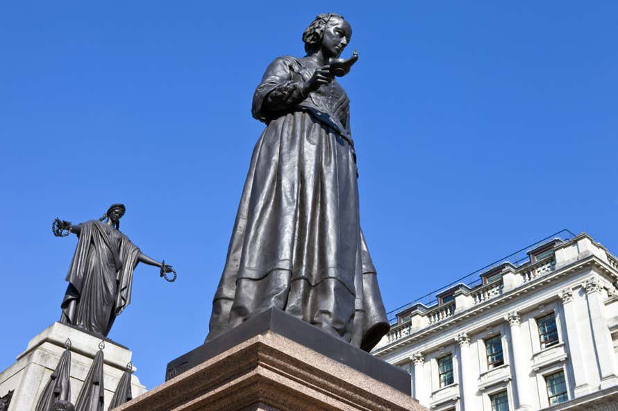 Estatua de la enfermera Florence Nightingale en una plaza de Londres